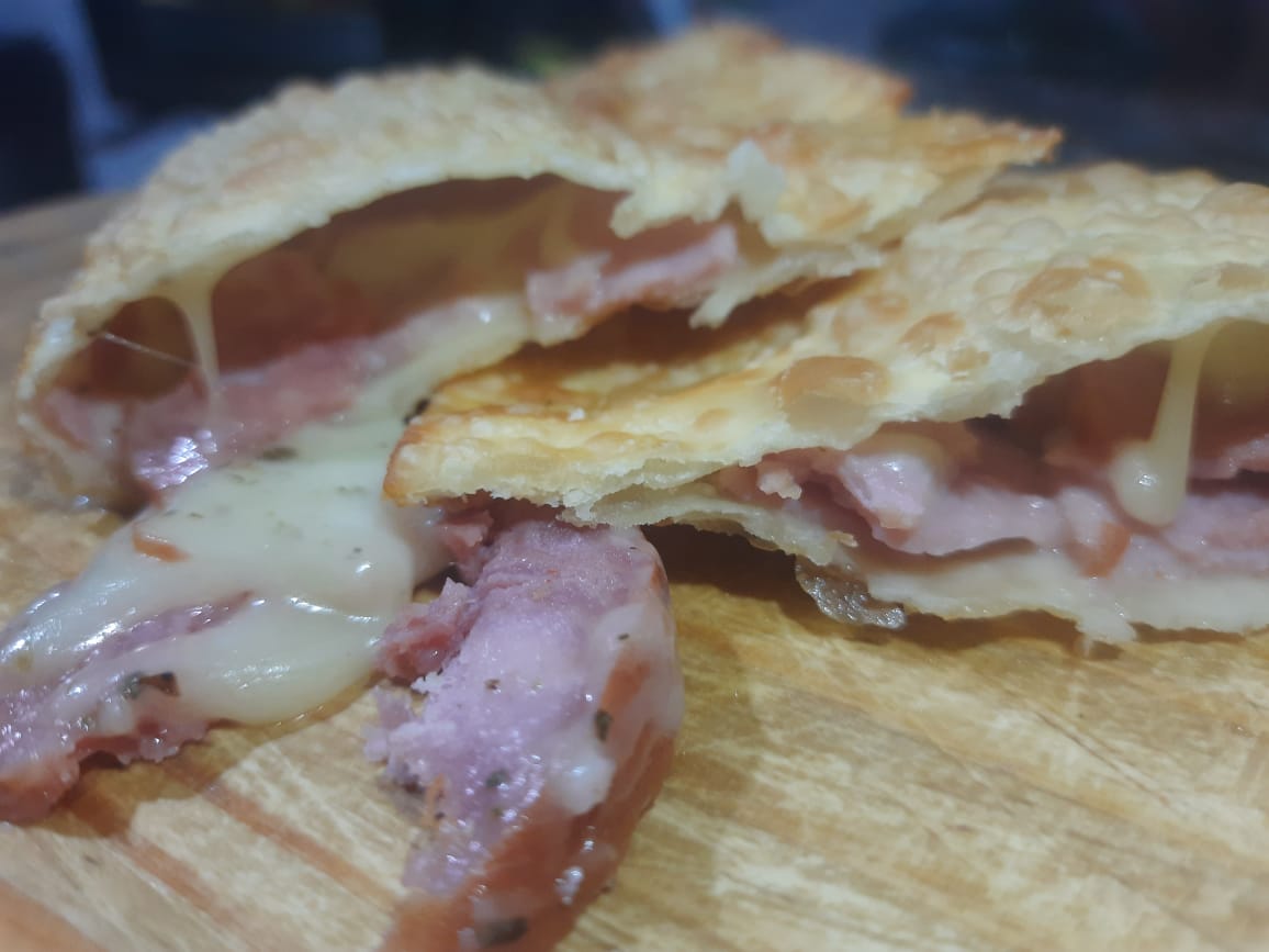 Pastel Pizza Calabresa